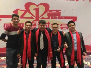 懂得感恩、學(xué)會(huì )堅持、頑強拼搏