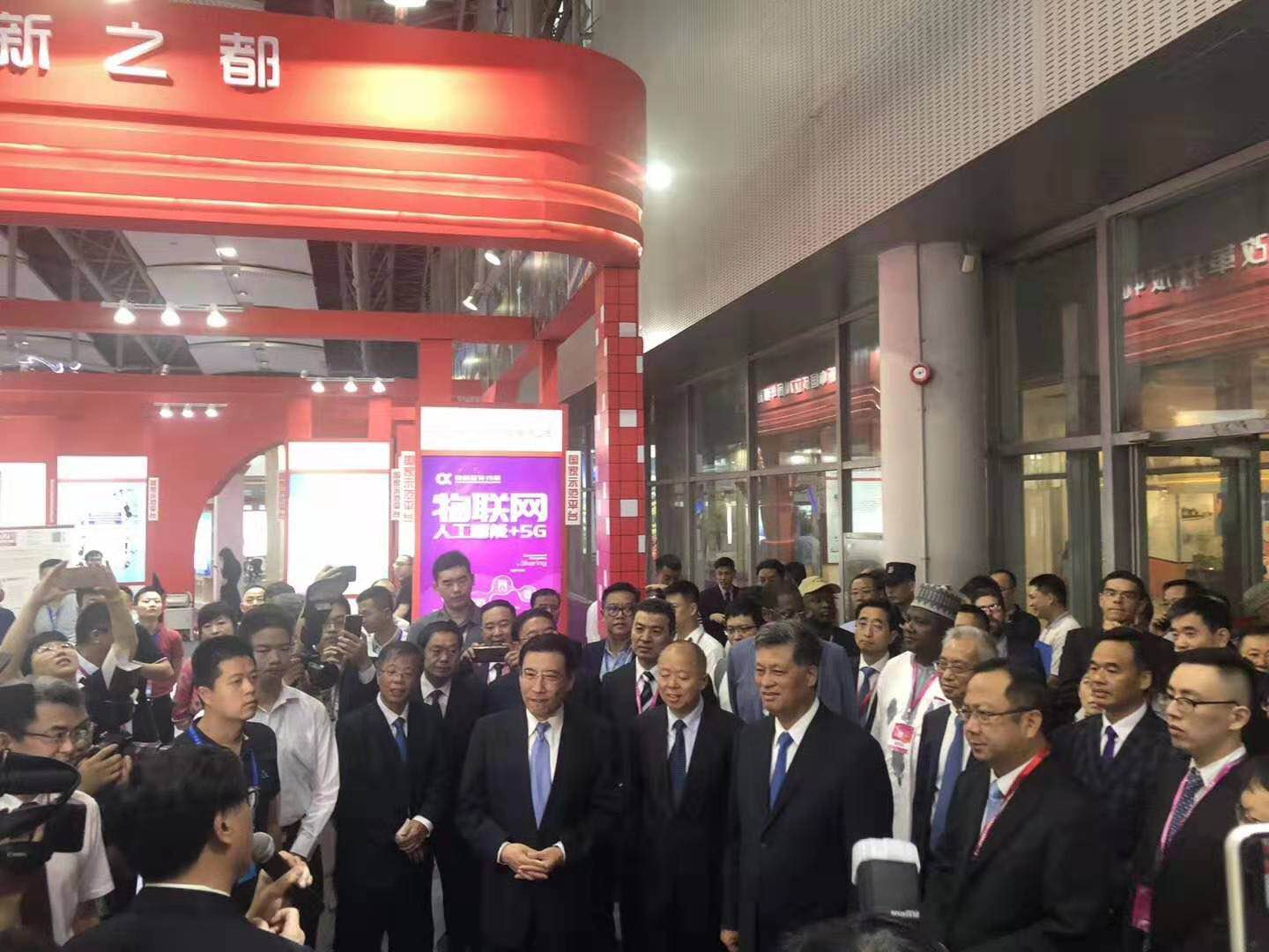 工業(yè)和信息化部黨組書(shū)記、部長(cháng)苗圩，廣東省省長(cháng)馬興瑞等省部級領(lǐng)導視察我司